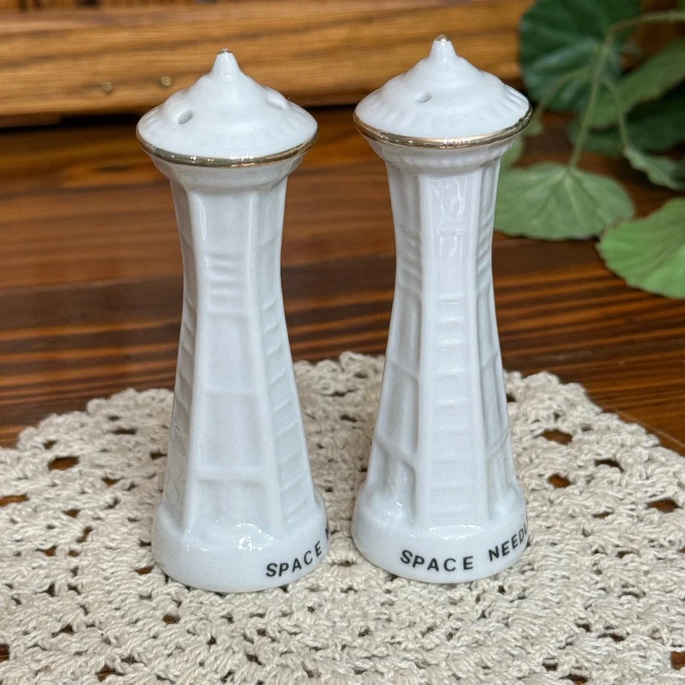 Space Needle Salt Pepper Shakers Seattle White Gold Trim Vintage Excellent Tower